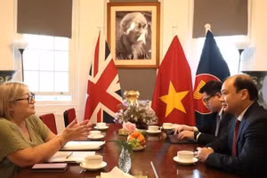 Le Hai Binh, Member of the Communist Party of Viet Nam Central Committee and Permanent Deputy Director of the Ho Chi Minh National Academy of Politics (HCMA) meets with Chair of the Communist Party of Britain Lorraine Douglas. (Photo: VNA)