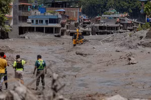 Rescue teams search for victims after floods and landslides in Nuwakot, Nepal, on August 27, 2026 (Photo: Xinhua/VNA)