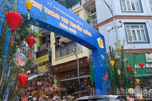 The Hoan Kiem Ward People’s Committee has erected an eye-catching gateway to welcome residents coming to shop, sightsee, and enjoy themselves on Hang Ma Street. (Photo: HA NHUNG)