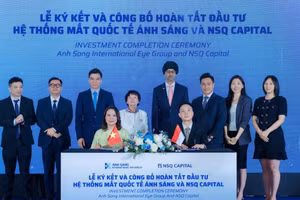 Anh Sang International Eye Care System and NSQ Capital (Singapore) sign a cooperation agreement and announce the completion of the investment. (Photo: Organising Committee)
