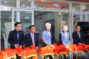 Delegates cut the ribbon to inaugurate the Da Nang–Daegu Business Lounge. (Photo: Cong Vinh)