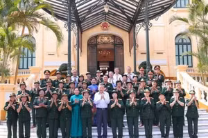 General Secretary of the Communist Party of Viet Nam Central Committee and President To Lam poses for a photo with members of the Truong Son Female Drivers’ Company in Ha Noi on October 27. (Photo: VNA)