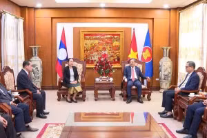 A delegation from the Lao People’s Revolutionary Party (LPRP) Central Committee's Inspection Commission, led by Deputy Chairwoman Pingkham Lasasimma, visits the Vietnamese Embassy in Vientiane to extend congratulations. (Photo: VNA)