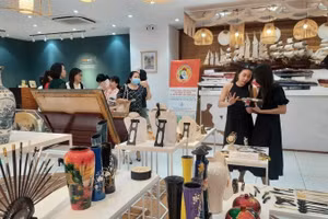 Visitors view products displayed by businesses at the Ho Chi Minh City Investment and Trade Promotion Centre. (Photo: Contributor)