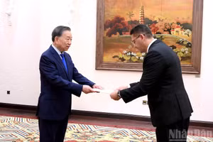 General Secretary of the Communist Party of Vietnam Central Committee and President To Lam receives in Hanoi on October 3 Palestinian Ambassador Shadi Abu Zarqa. (Photo: NDO)