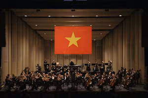 Under the baton of Sir Antonio Pappano, the LSO opens the first evening of the Viet Nam Airlines Classic-Ha Noi Concert 2026 with the stirring melodies of Viet Nam’s national anthem. (Photo: VNA)