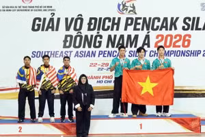 Titih Hayati, head of the Technical Committee of the International Pencak Silat Federation, presents awards to athletes competing in the men’s team performance event at the 2026 Southeast Asian Pencak Silat Championships. (Photo: VNA)