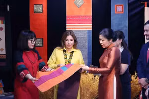 Vietnamese, Panamanian first ladies bond over ethnic textiles at Ha Noi cultural event. (Photo: VNA)
