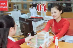 Customers conduct transactions at Agribank’s Thanh Hoa branch. (Photo: HIEN HUONG)