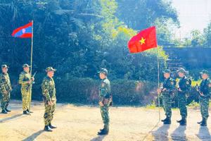 Chieng Tuong Border Guard Station and Border Guard Company 213 conduct a joint patrol along their assigned border section. (Photo: THUY DUONG)