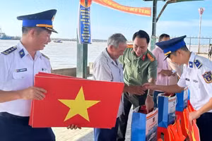 Authorities present flags and gifts to fishermen in Lam Dong Province. (Photo: NDO)