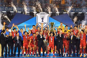 Viet Nam's national football team celebrates their ASEAN Huyndai Cup 2026 win. (Photo: VNA)