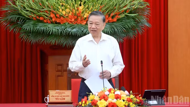 General Secretary and President To Lam speaks at the working session with the PCC’s Commission for Policy and Strategy on promoting the combined strength of the personnel working at academies and research institutes in strategic advisory work.