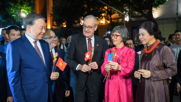 In Pictures: Vietnamese and Swiss leaders stroll along pedestrian streets around Hoan Kiem Lake