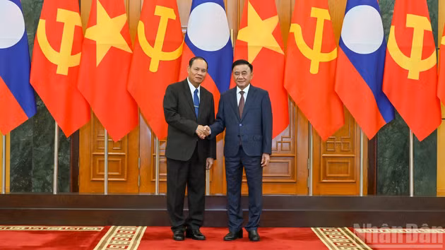Standing Member of the Secretariat of the CPV Central Committee Tran Cam Tu (R) and Standing Member of the Secretariat of the LPRP Central Committee Vilay Vikhamphong, who is on an official visit to Viet Nam from October 14 to 16.