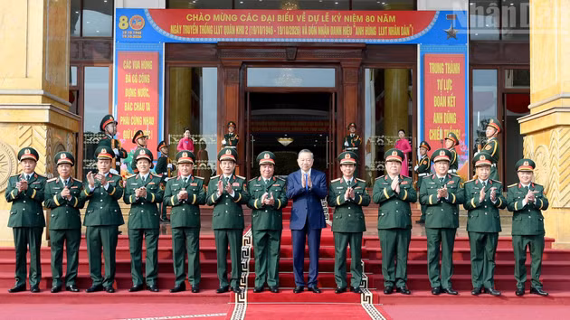 General Secretary and President To Lam with leaders of the Ministry of National Defence and the Military Region 2 Command.