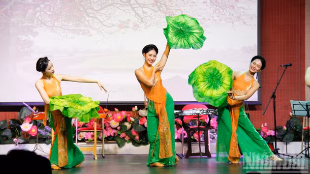 Artists from the Viet Nam National Arts Theatre perform at the “The Fatherland in Our Hearts” artistic programme held at the Vietnamese Cultural Centre in France on September 19.