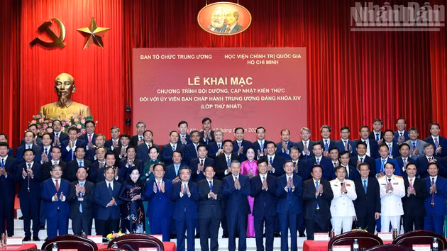 Party General Secretary and State President To Lam and Party and State leaders with officials attending the knowledge update and training programme for members of the 14th Party Central Committee (first class).
