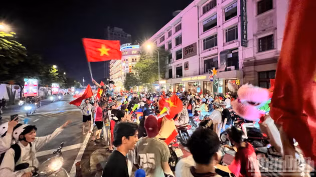 Ho Chi Minh City fans joyfully take to the streets, waving flags to celebrate the victory of the Vietnamese men's football team.