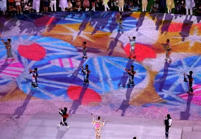 Fireworks illuminate Tokyo as Japan take its Olympic bow ảnh 9