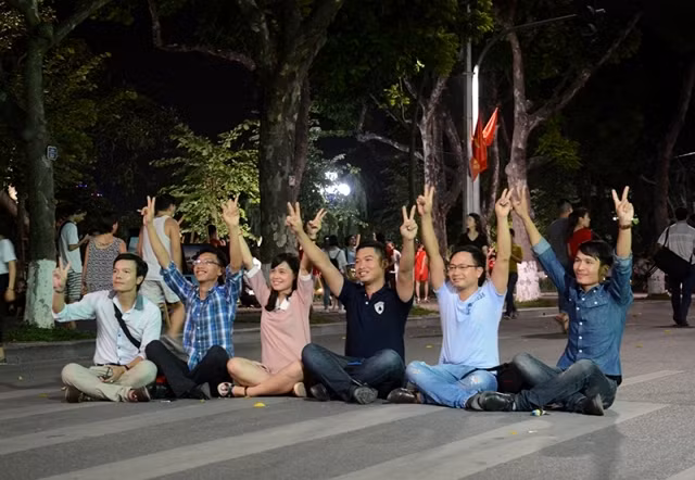 Hanoi walking streets – new hotspot for cultural activities and entertainment ảnh 8