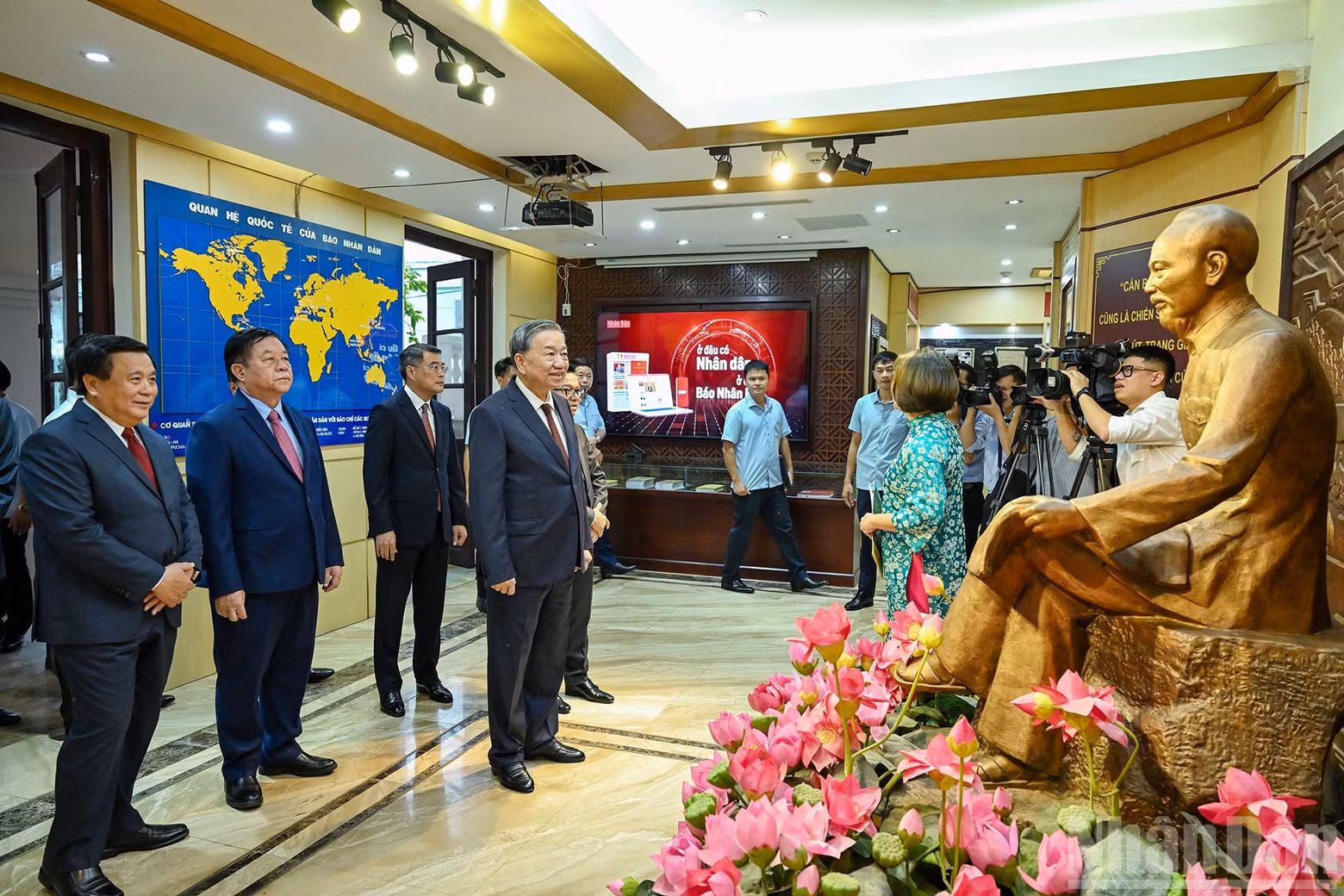 Party General Secretary To Lam and delegates visit the Traditional Room of Nhan Dan newspaper.