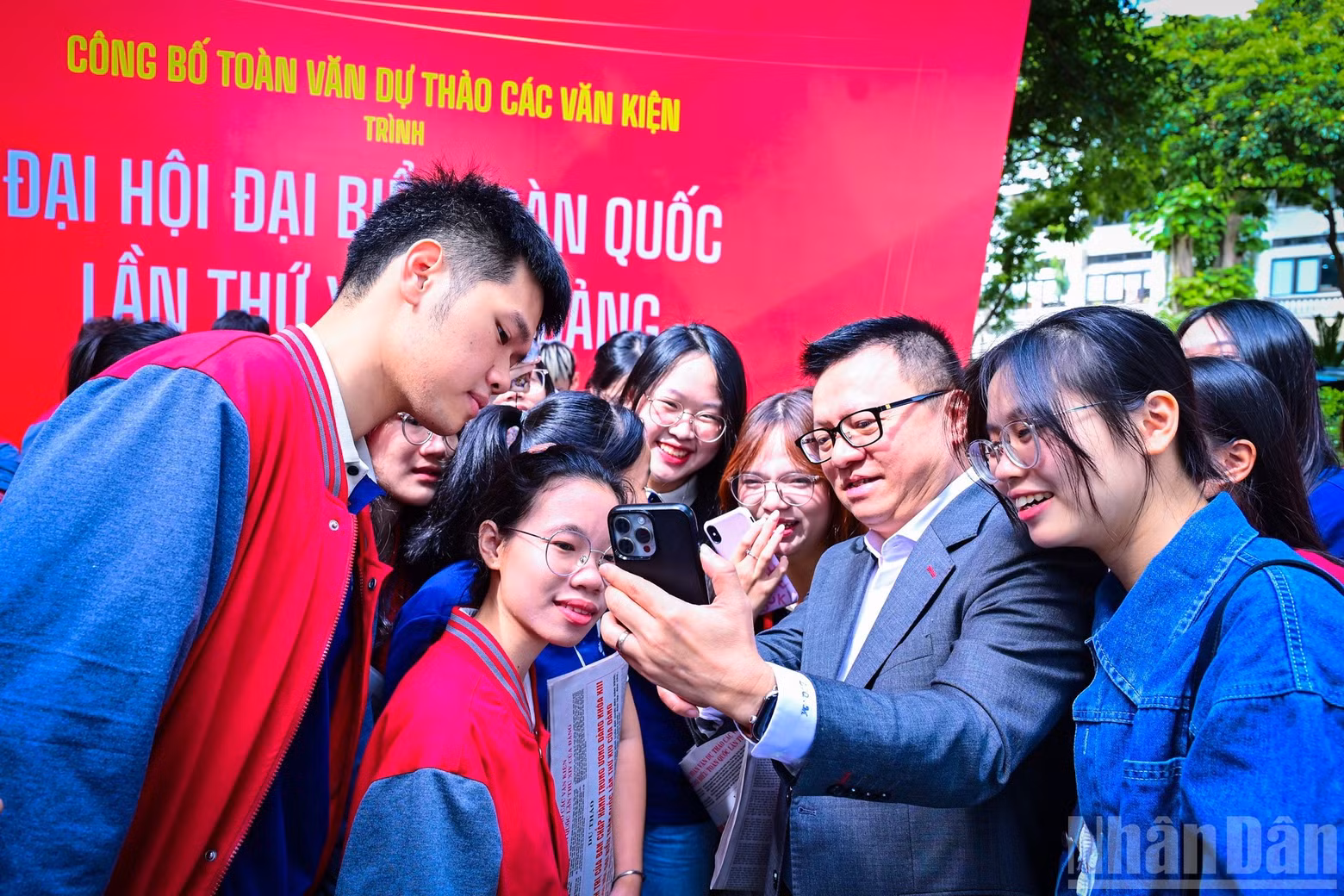 Le Quoc Minh, Editor-in-Chief of Nhan Dan Newspaper, guides young readers on how to access the official website of the 14th National Party Congress to submit their feedback on the draft documents.