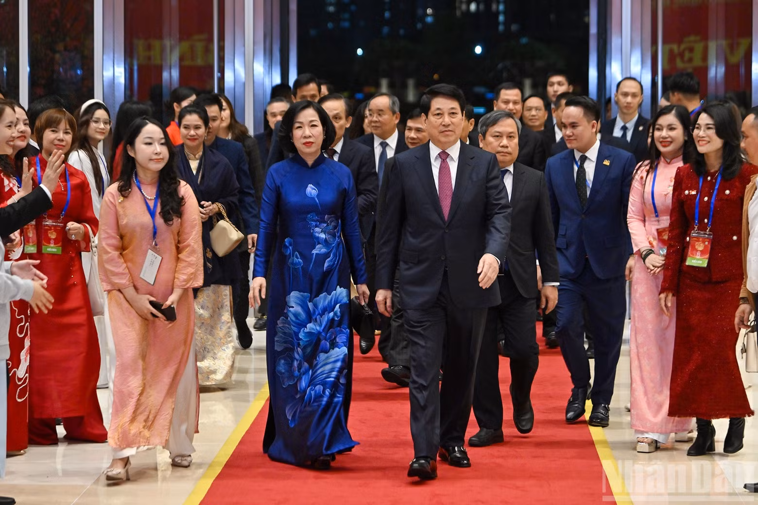 State President Luong Cuong and his spouse, Nguyen Thi Minh Nguyet, together with delegates arriving at the programme.