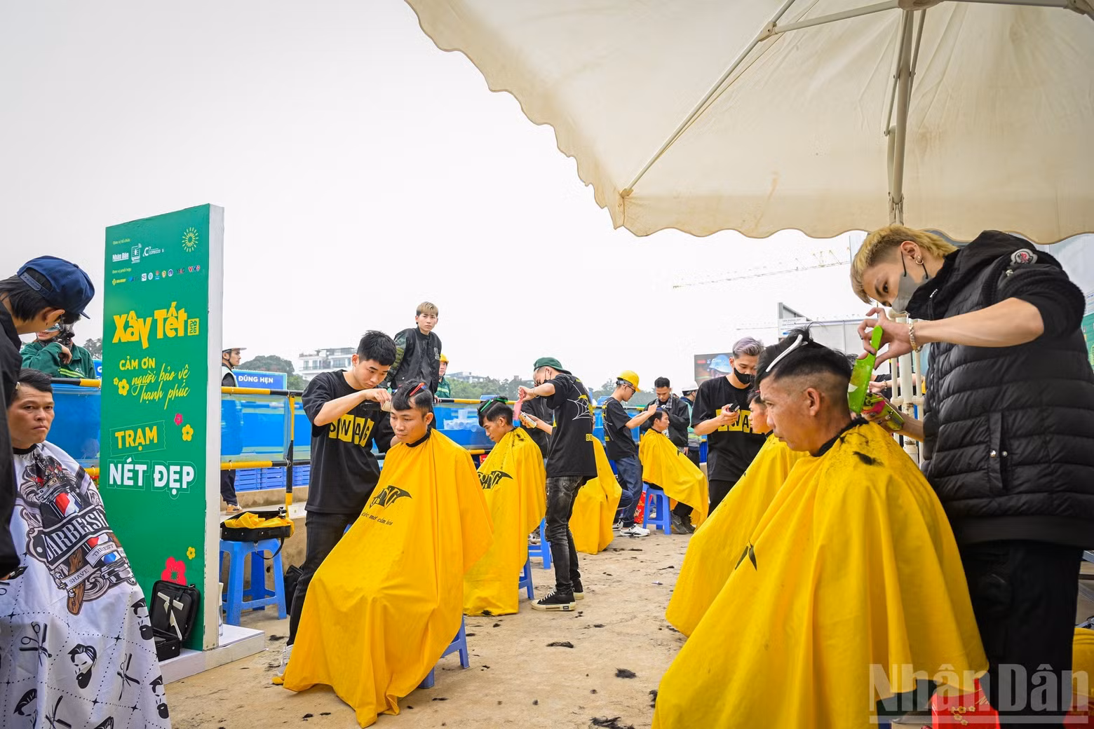 Many workers gathered at the free haircut area to prepare for a joyful Lunar New Year.