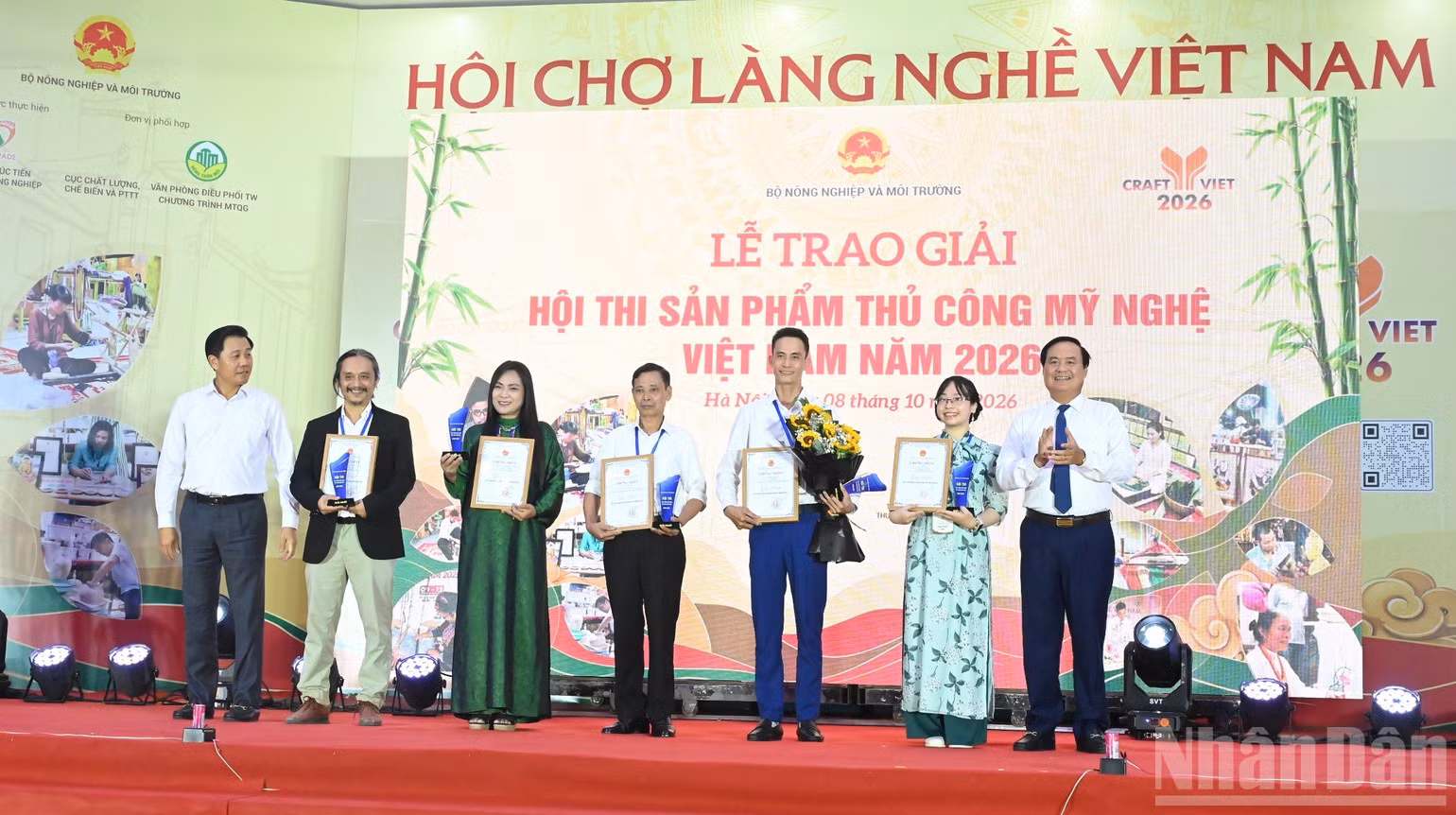 The organising committee presents first prizes to the five outstanding entries in the competition.