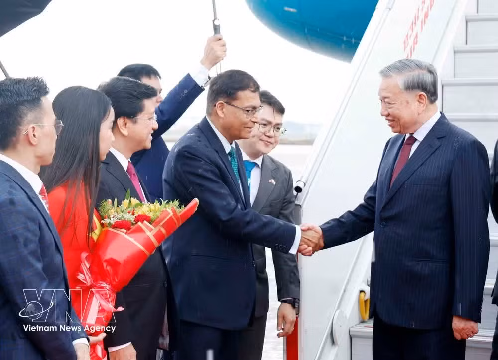 General Secretary of the Communist Party of Viet Nam Central Committee and State President To Lam is welcomed at Indira Gandhi International Airport in New Delhi on May 5. (Photo: VNA)