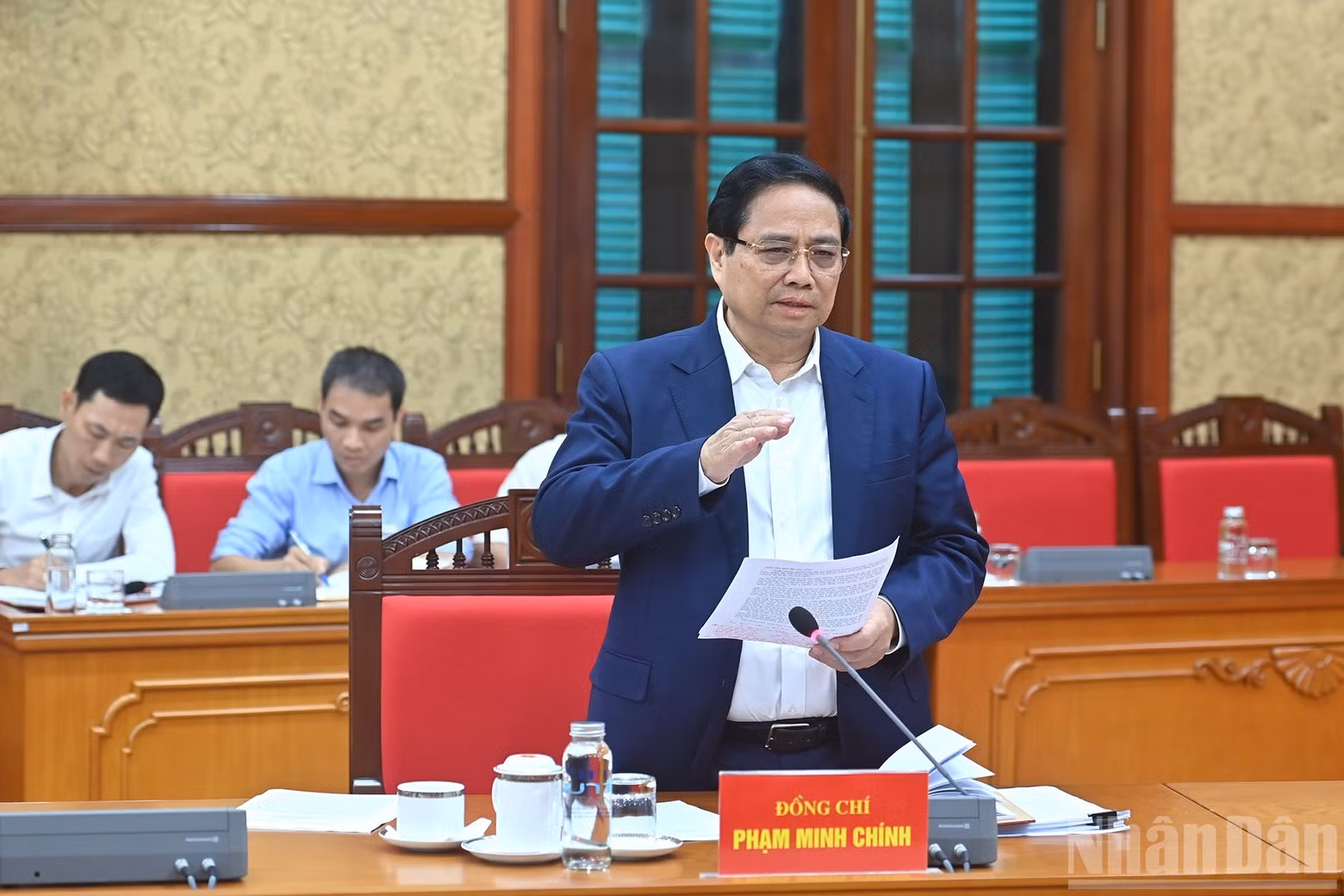 Prime Minister Pham Minh Chinh speaks at the meeting.