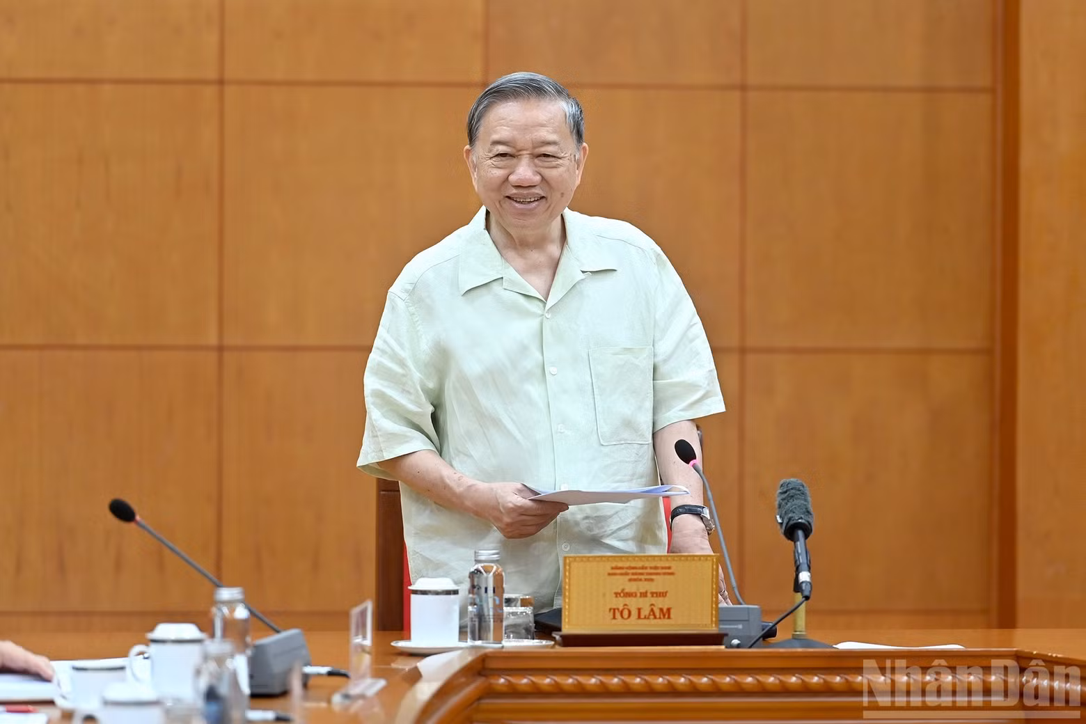Party General Secretary To Lam delivers concluding remarks at the meeting with the Standing Board of the Government Party Committee.