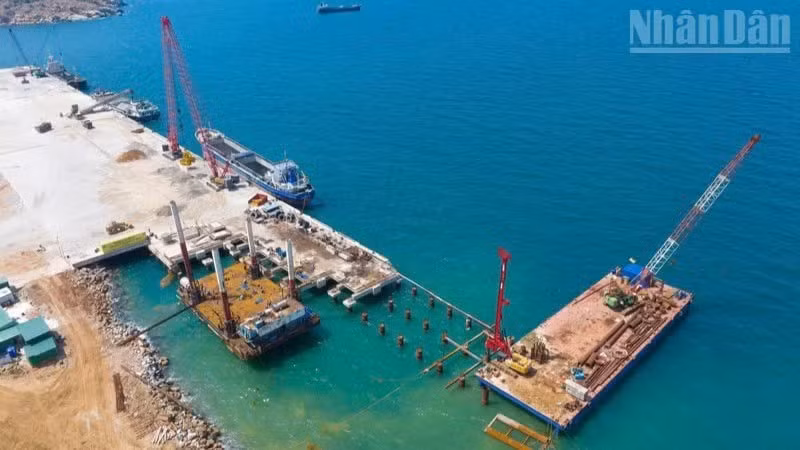 Construction units are focusing on bored piling and land reclamation works for Berth 1B.