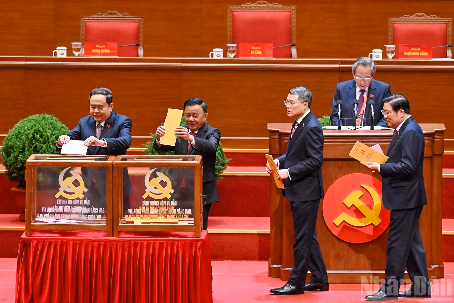 Party and State leaders cast their votes to elect the 14th Party Central Committee.