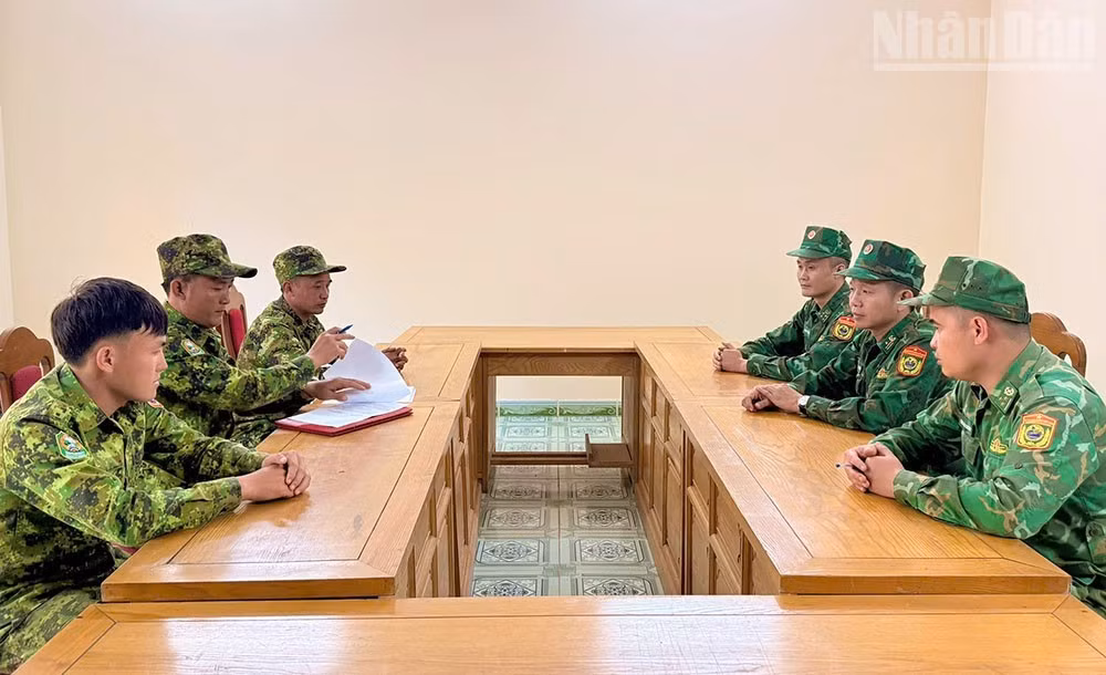 Chieng Tuong Border Guard Station and Border Guard Company 213 hold a meeting to discuss arrangements for a joint patrol along their assigned border section. (Photo: THU HONG)