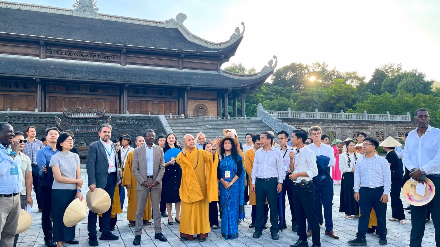 Delegates visit Tam Chuc Pagoda. (Photo: YEN TRINH)