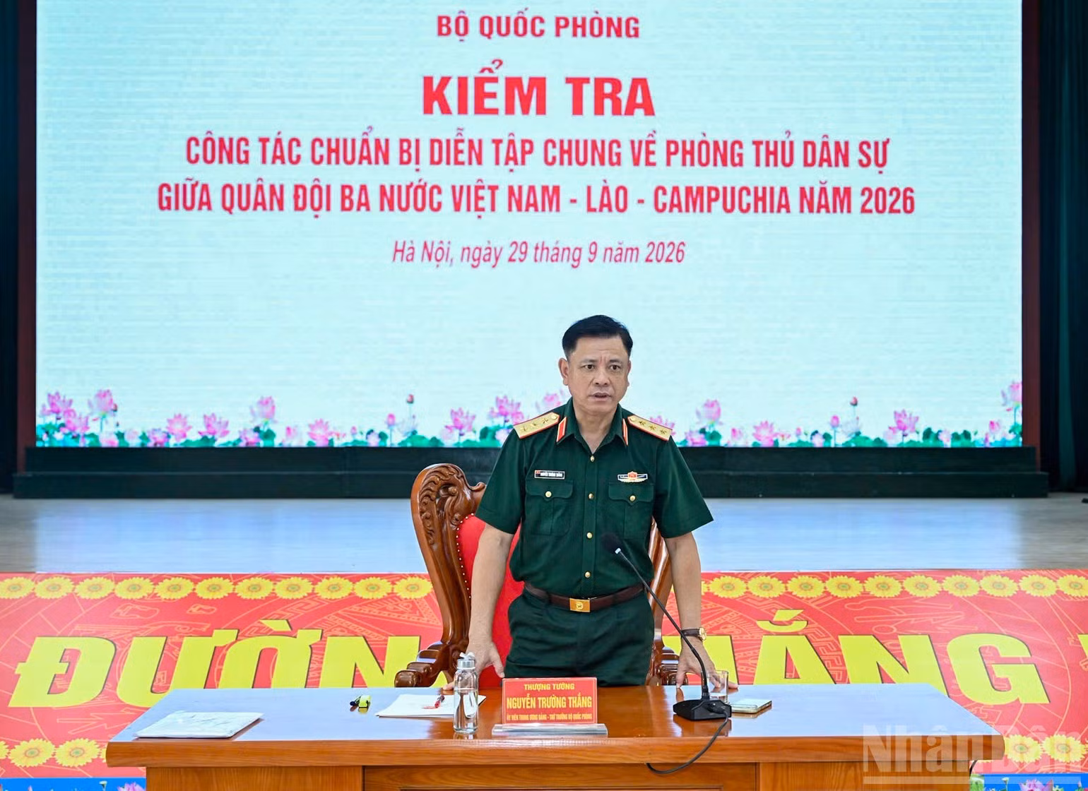 Senior Lieutenant General Nguyen Truong Thang delivers concluding remarks at the inspection.