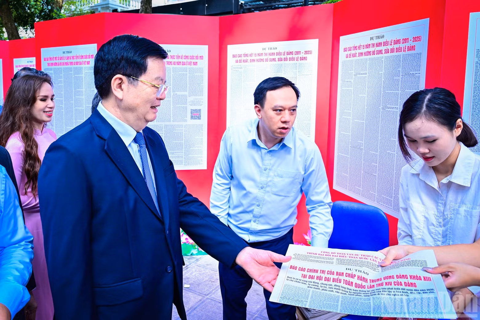 Deputy Prime Minister Mai Van Chinh receives Nhan Dan Newspaper’s special supplement “Publication of the Draft Documents of the 14th National Party Congress.”