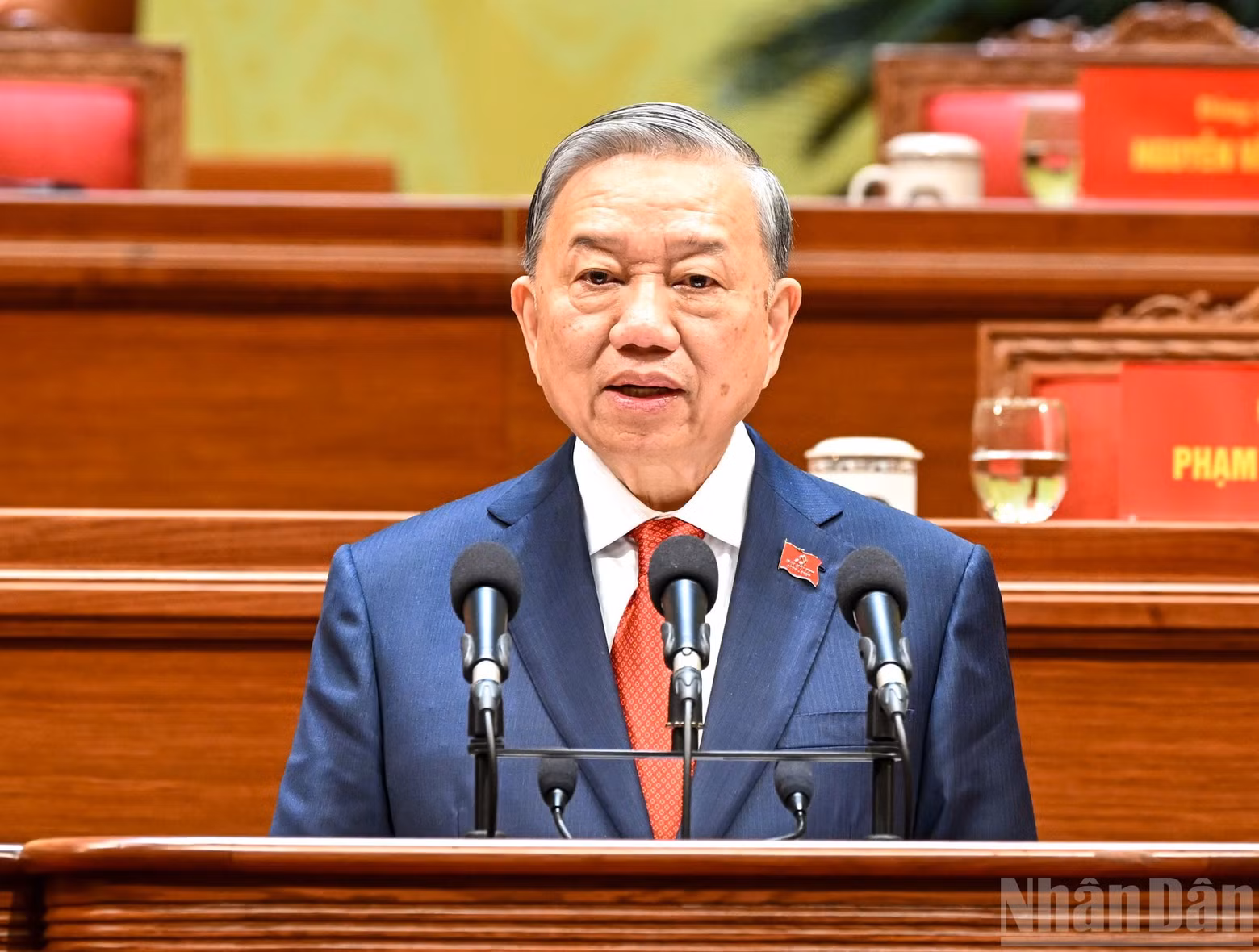 To Lam, General Secretary of the 14th Central Committee of the Communist Party of Viet Nam, delivers the closing address of the 14th National Party Congress.