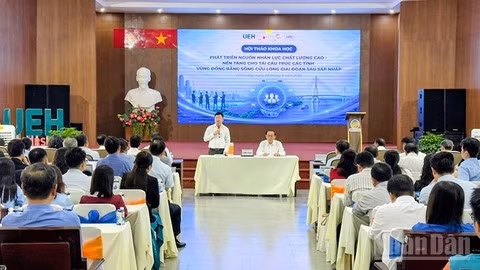 Speakers put forward proposals for developing a high-quality workforce. (Photo: BA DUNG)