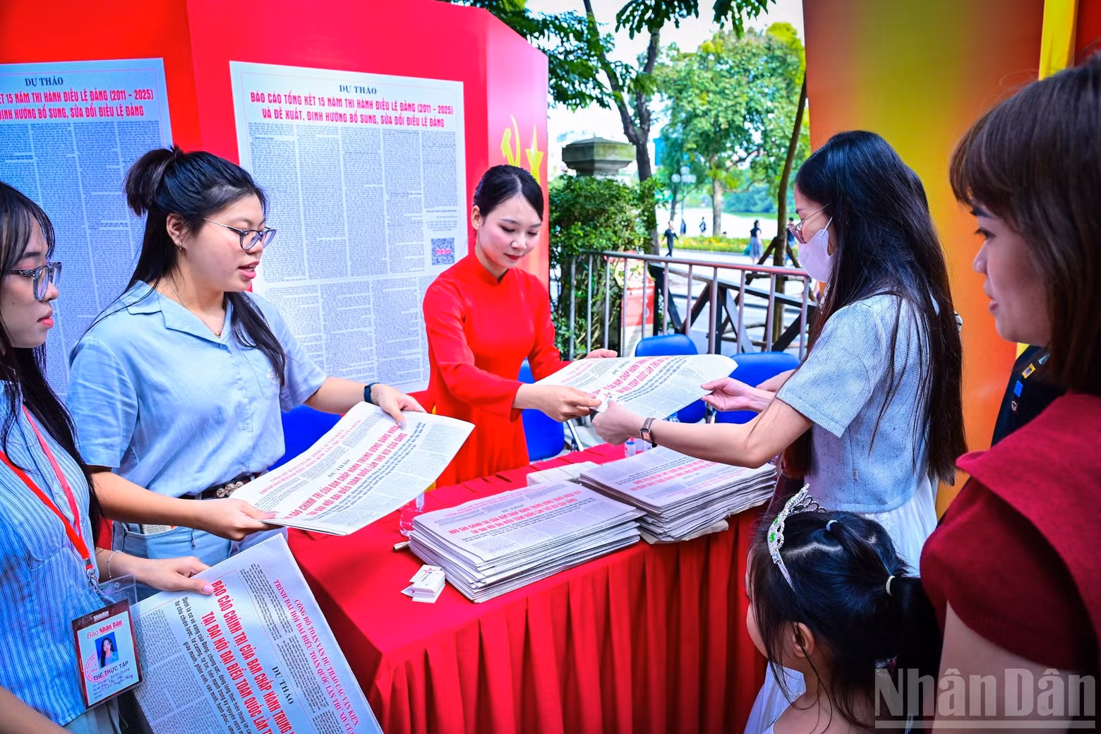 Readers receive copies of Nhan Dan Newspaper’s special supplement “Publication of the Draft Documents of the 14th National Party Congress”.
