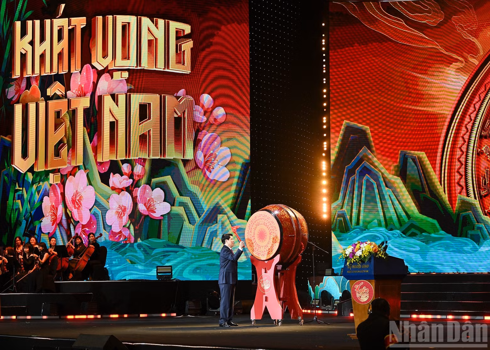 State President Luong Cuong beats the ceremonial drum to inaugurate the Lunar New Year 2026.