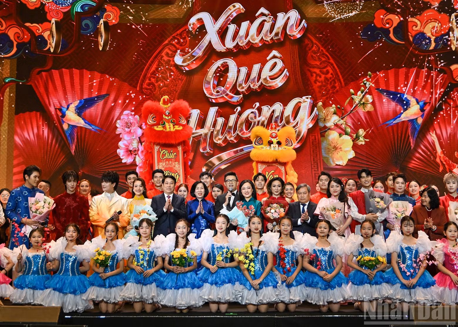 State President Luong Cuong and his spouse, Nguyen Thi Minh Nguyet, together with delegates and artists at the “Homeland Spring 2026” programme.