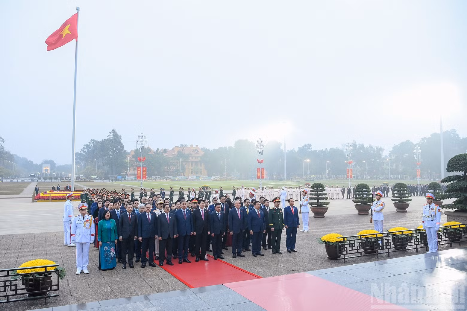 On the morning of January 19, ahead of the preparatory session of the 14th National Congress of the Communist Party of Viet Nam, Party and State leaders and delegates paid tribute to President Ho Chi Minh at his Mausoleum.