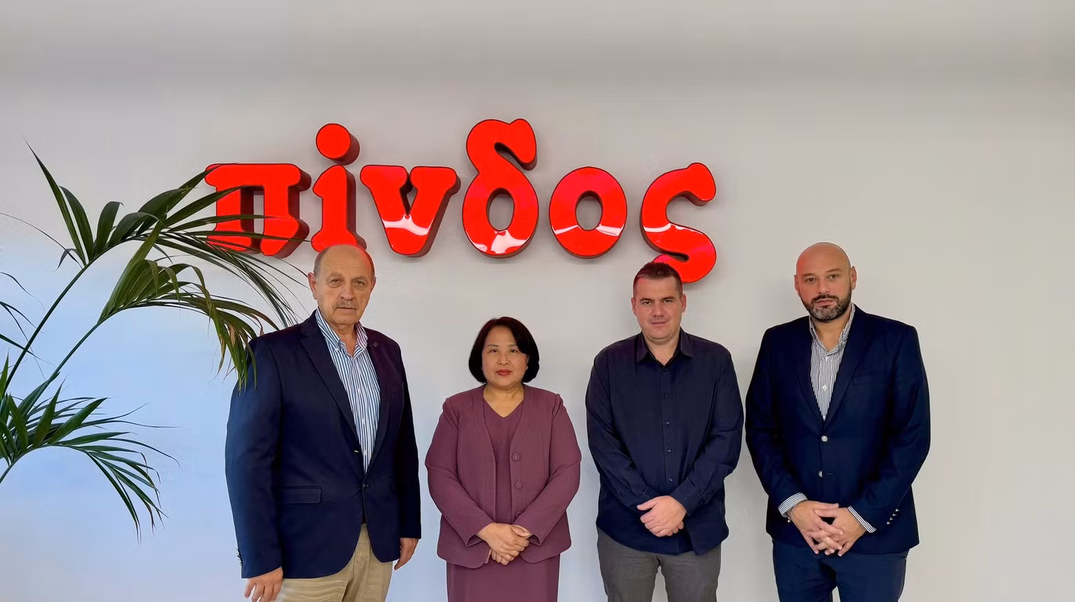 Vietnamese Ambassador to Greece Pham Thi Thu Huong and the management team of Pindos Company. (Photo: Embassy of Viet Nam in Greece)