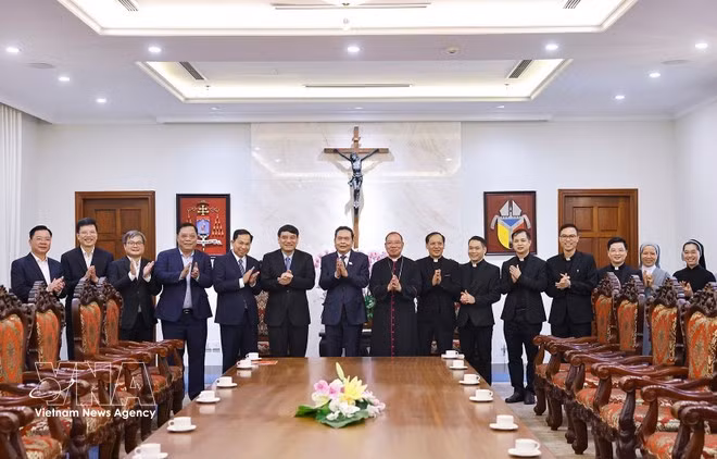 National Assembly Chairman Tran Thanh Man, Archbishop Vu Van Thien, and priests pose for a photo. (Photo: VNA)