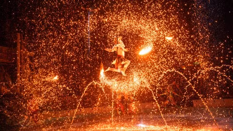 Lighting, water, music, and the performers’ movements all contribute to the storytelling. (Photo: Organising Committee)