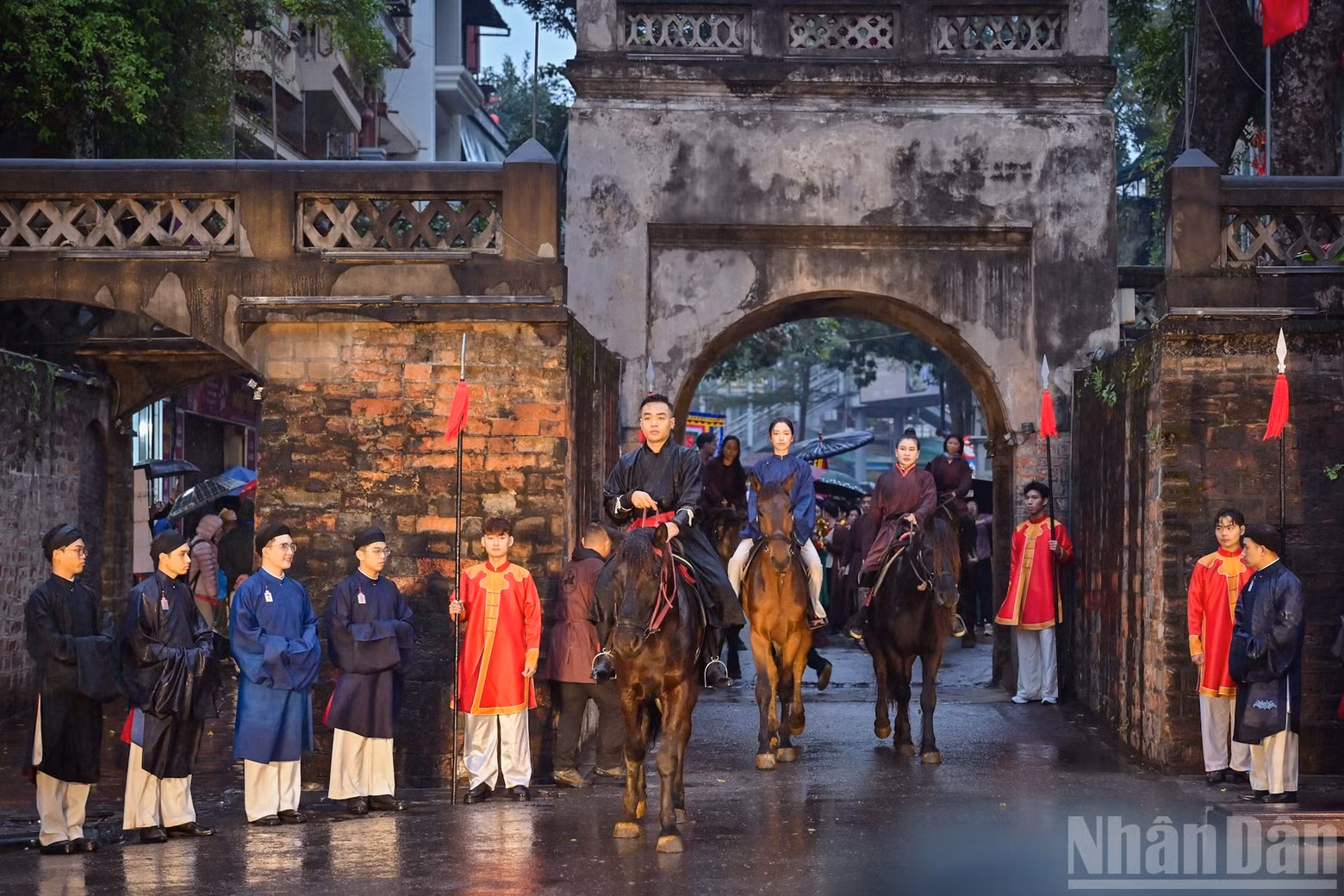 The ceremonial procession passes through the gate at the heritage stage.