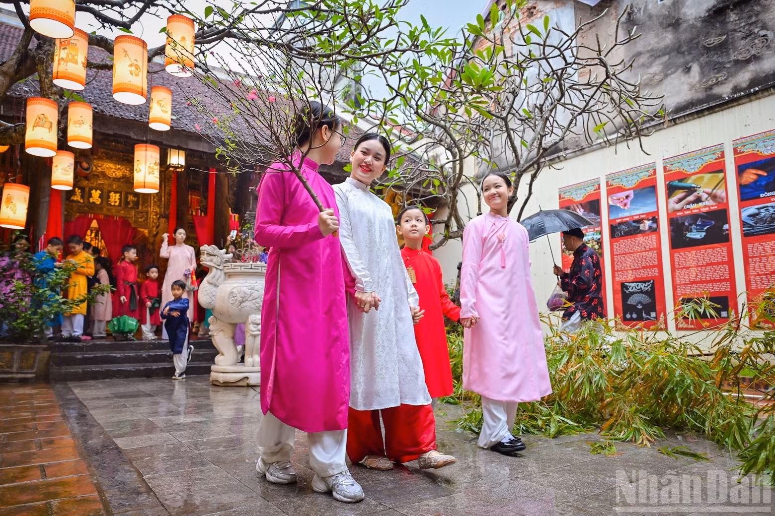 Children experience the culture of traditional Tet at the heritage space of Kim Ngan Communal House.